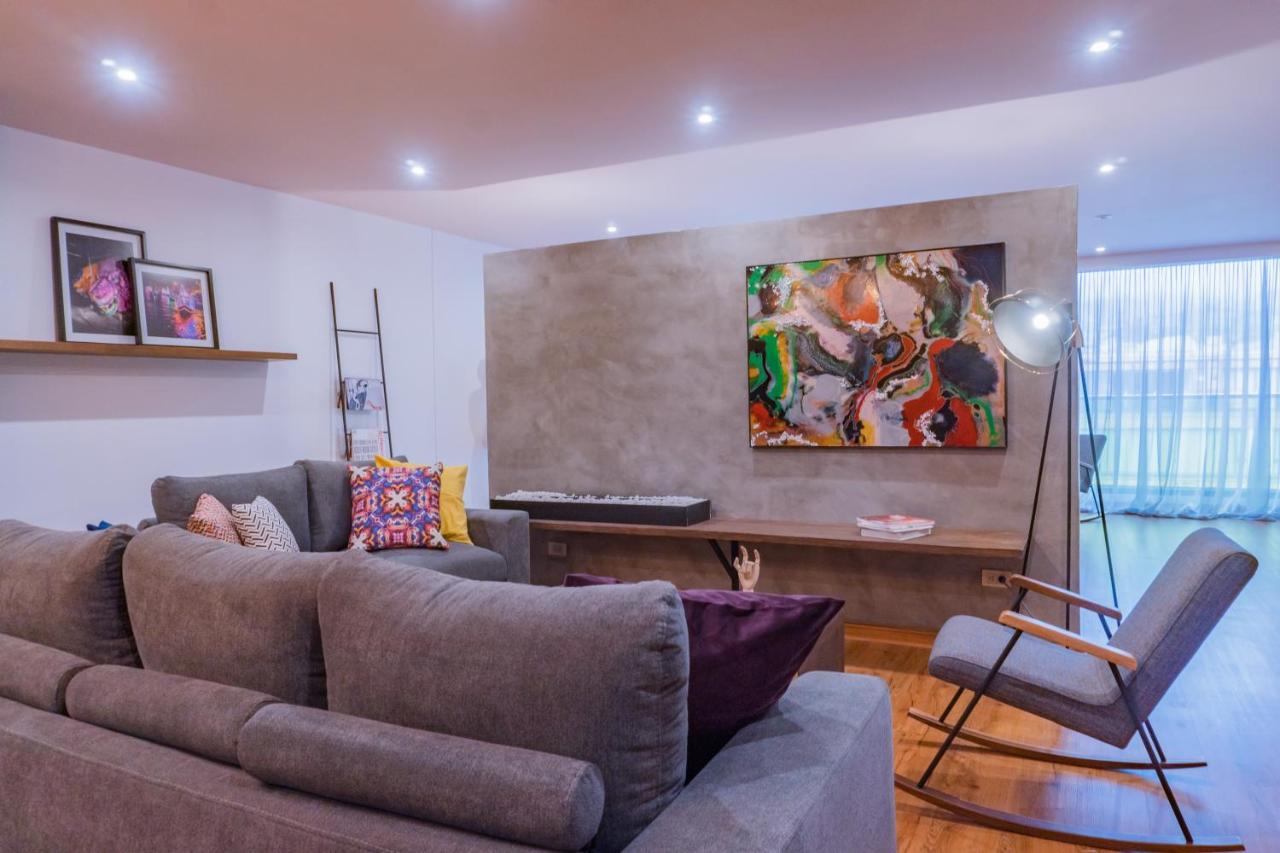 Hotel V1501 パスト エクステリア 写真 A living room with a concrete wall
