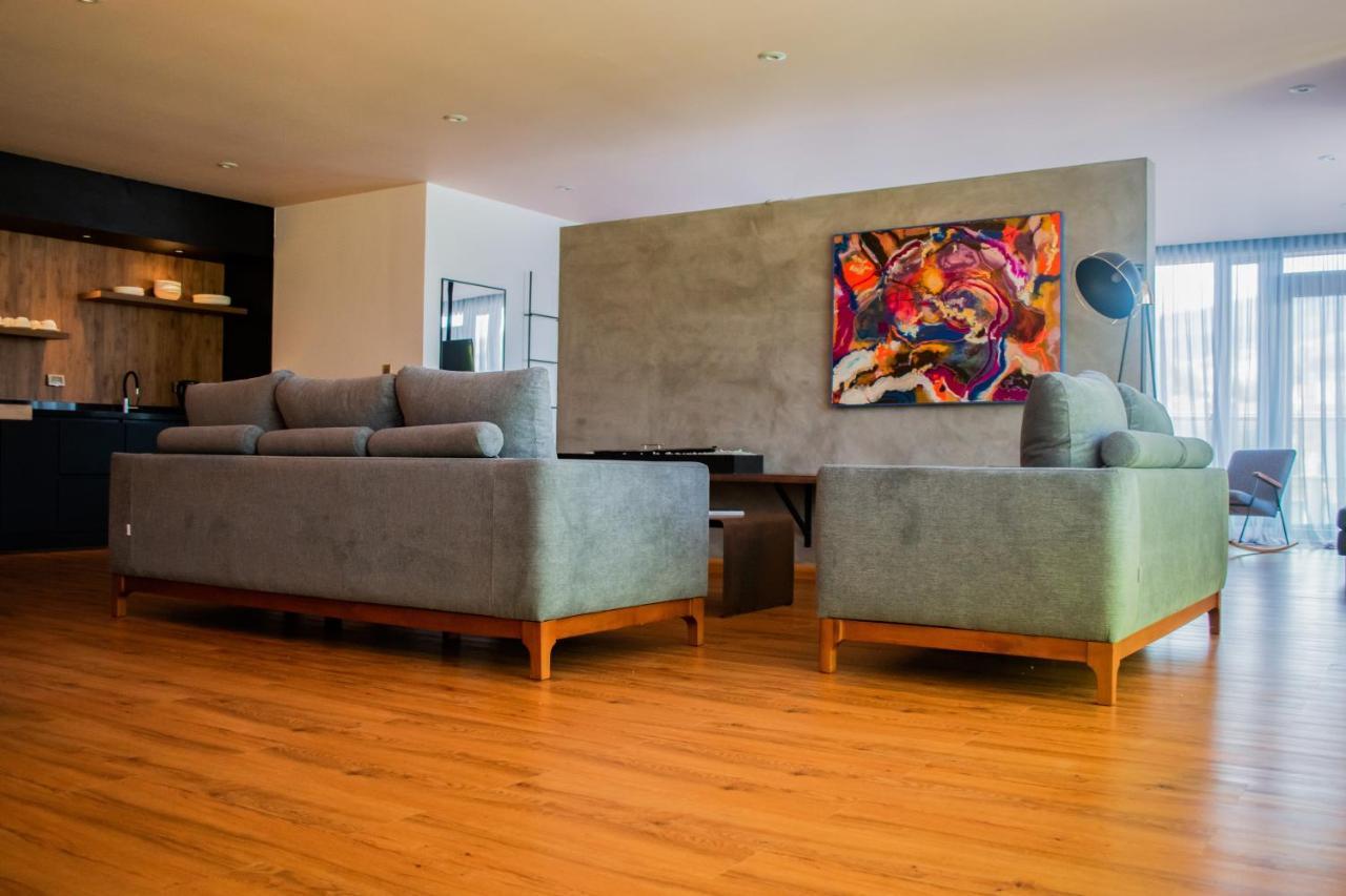 Hotel V1501 パスト エクステリア 写真 A living room with a concrete wall