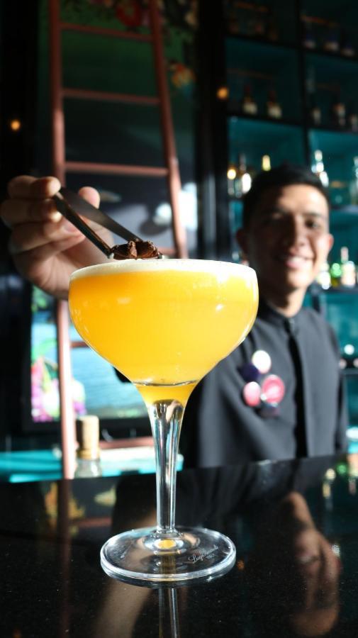 Hotel V1501 パスト エクステリア 写真 A bartender adding a garnish to a cocktail