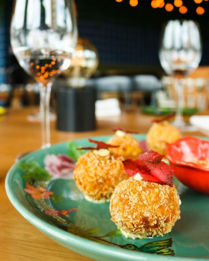 Hotel V1501 パスト エクステリア 写真 A plate of canapés